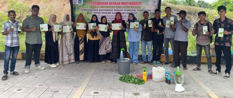 Dosen Fakultas Pertanian Unimal Latih Petani Reuleut Timu Olah Daun Kirinyuh Menjadi Pupuk Organik Cair
