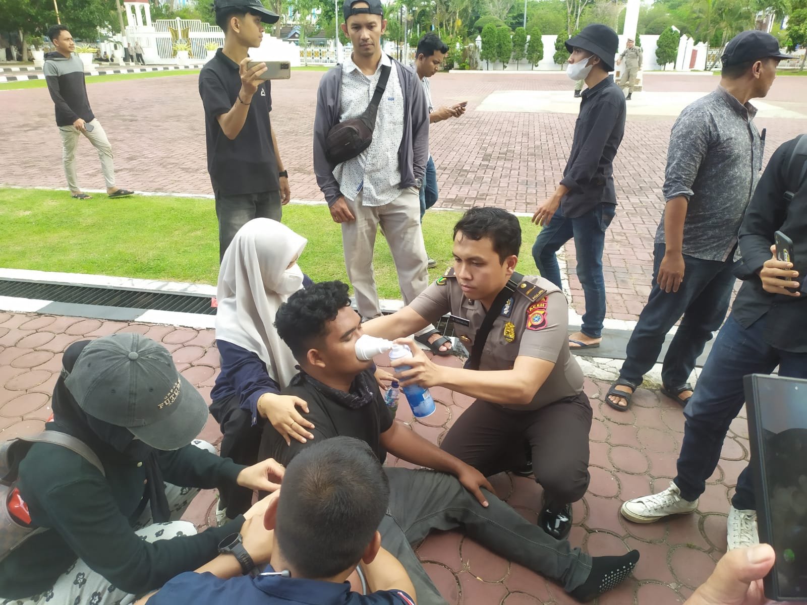 Polisi Sigap Bantu Masyarakat yang Sampaikan Aspirasi di Kantor Gubernur Aceh, Berikan Oxycan untuk Pertolongan Pernapasan