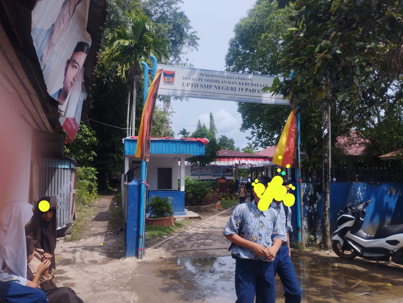 Di duga Vendor dan Pihak Sekolah Punya Kontrak Terselubung dalam Bisnis Seragam Sekolah  di Kota Padang