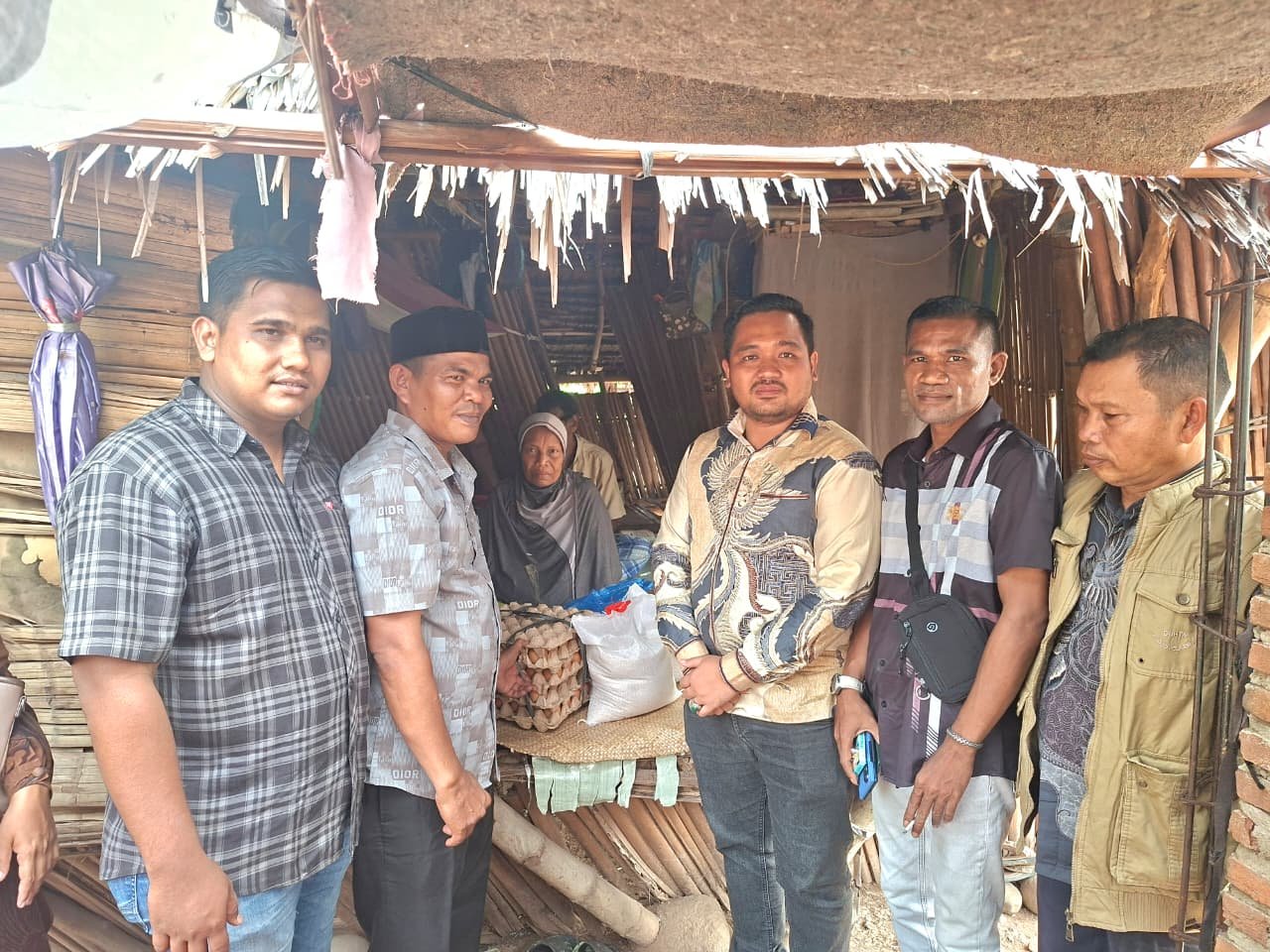 Baitul Mal Aceh Utara Kunjungi Rumah Dhuafa serta Serahkan Bantuan Sembako di Gampong Pala Kecamatan Banda Baro