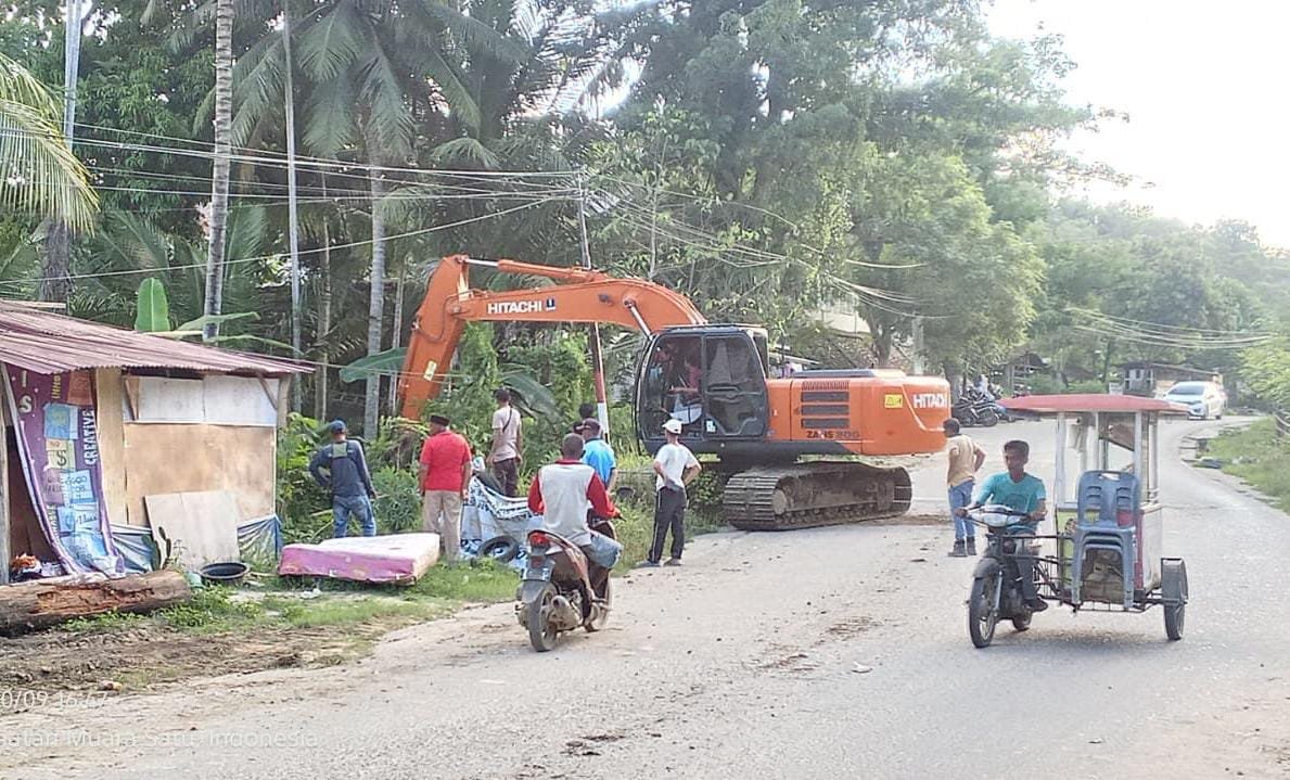 Perkuat Kebersamaan, Keuchik Zulfadhli Pimpin Gotong Royong Bersihkan Jalan Desa Padang Sakti