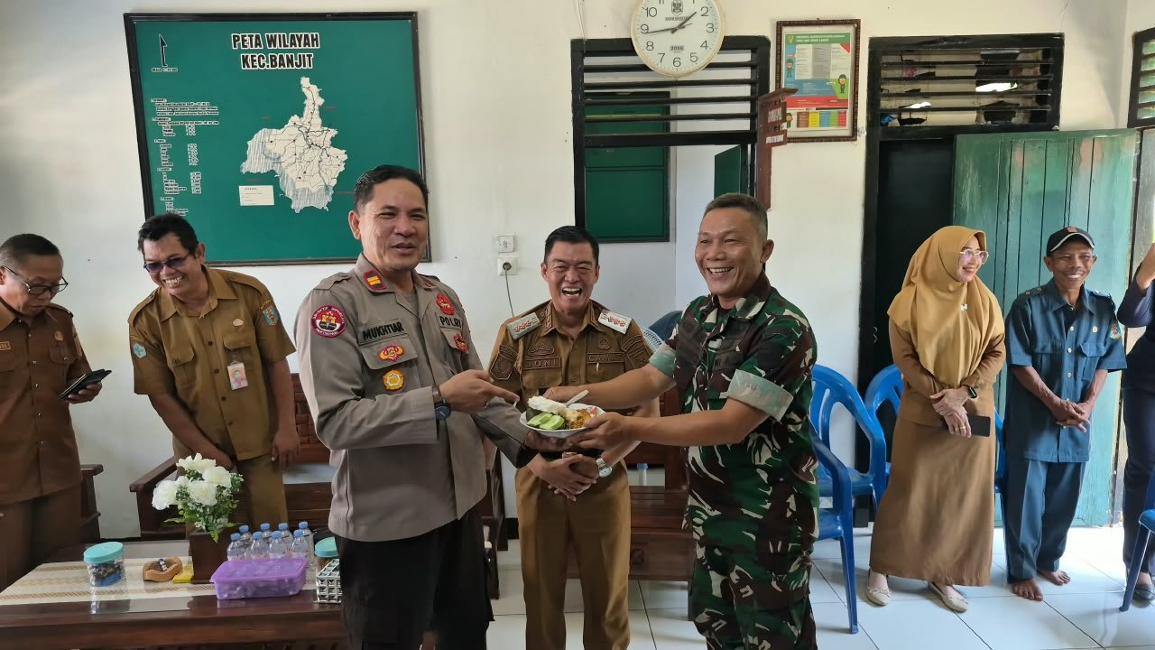 Sinergitas TNI-Polri di Banjit, Kapolsek dan Camat Beri Ucapan HUT TNI ke-81
