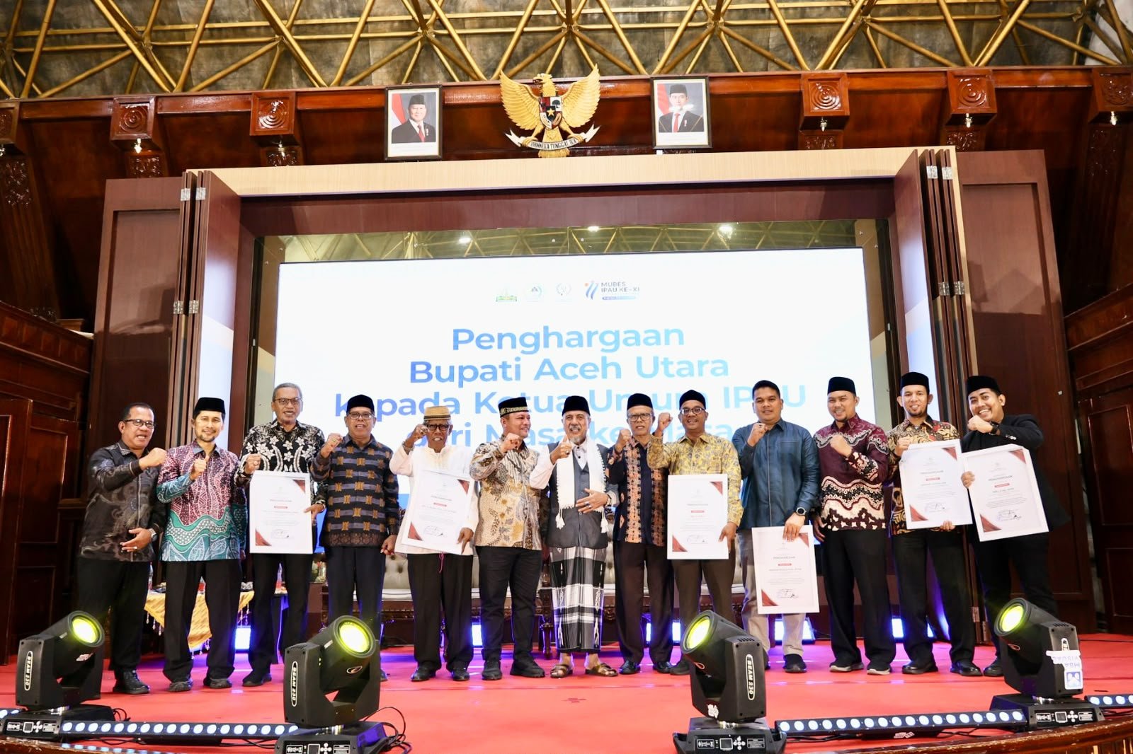 Apresiasi IPAU, Bupati Aceh Utara Ayahwa Serahkan Penghargaan Kepada 9 Mantan Ketua Umum IPAU Sejak 1980