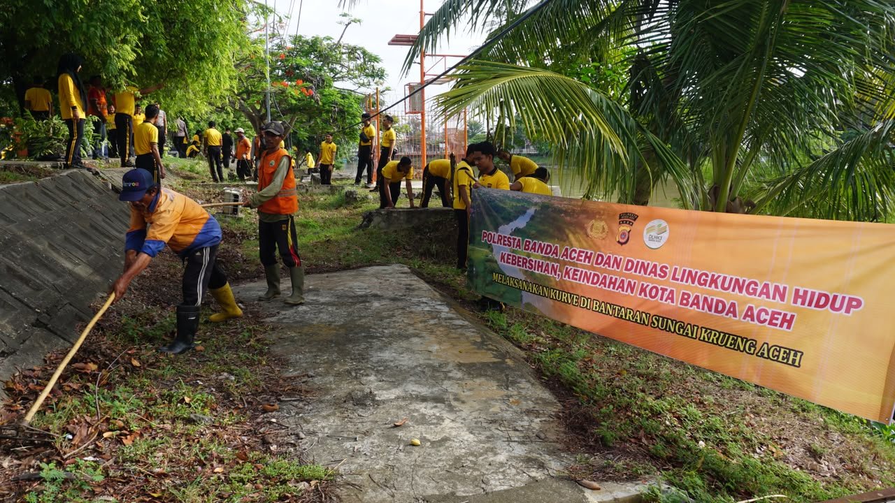 Jum'at Bersih. Kolaborasi Polisi Dan Pasukan Jeruk Bersihkan Bantaran Krueng Aceh