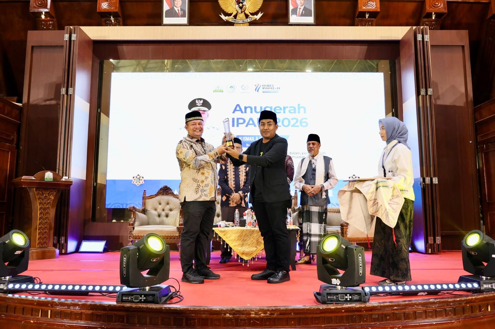 Bupati Aceh Utara Ayahwa Terima penghargaan Dari IPAU Sebagai Pemimpin Sigap Bencana Dan Responsif Aspirasi Publik Melalui Media Sosial